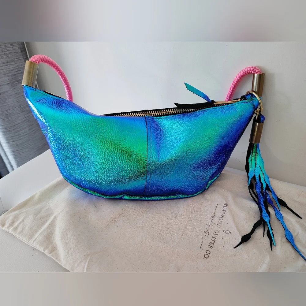 ~~Wildwood💙OysterCo. Sling Bag~~ - Picture 4 of 8